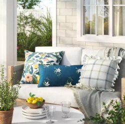 Outdoor Decorative Pillows Giveaway prize ilustration